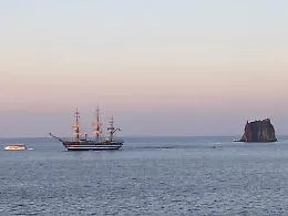 La Vespucci davanti Strombolicchio saluta la Sicilia