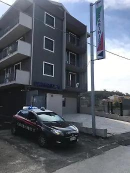 Insulta e aggredisce ex convivente nel Messinese