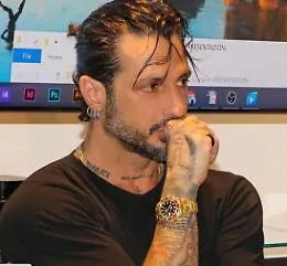 Domiciliari Corona, musica alta e amici in casa: arrivano i carabinieri