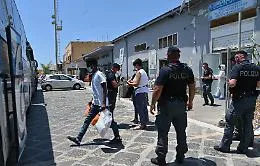 Migranti, sbarchi senza fine e la Calabria minaccia: &laquo;Chiudiamo i porti&raquo;