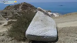 Abbandonato un materasso a Punta Bianca