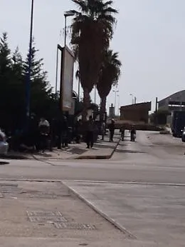 Migranti, tunisini espulsi, girano liberamente per Porto Empedocle