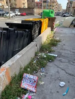 Catania, Via Negrelli: marciapiede in totale degrado
