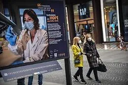 Covid, con mascherine e distanziamento carica del virus &egrave; a -1000