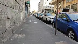 Catania, via Pacini: stalli moto  occupati da auto