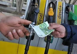 L'inflazione accelera ad aprile trainata dal costo dei carburanti: pi&ugrave; 2,8%. Pil europeo in debole crescita