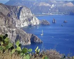 La sfida delle Eolie: 4 Hotel mostra le bellezze dell'arcipelago, e le rivalit&agrave;