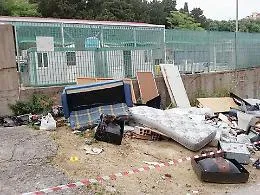 Rifiuti ingombranti accatastati davanti ai cancelli del Centro comunale di raccolta