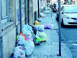 Catania invasa dai rifiuti: la citt&agrave; verso una Pasqua sporca