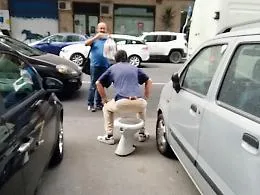 Water abbandonato in via Asiago scatena la "lisc&igrave;a" dei catanesi