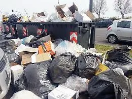 Catania, raccolta rifiuti a rilento: e la citt&agrave; affoga nell&rsquo;immondizia