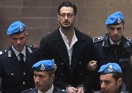 Il fotografo catanese Fabrizio Corona lascia il carcere: sta male