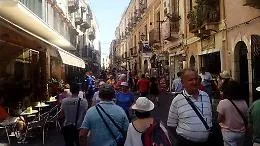Taormina, il sindaco vieta l&rsquo;abbordaggio clienti: multe salate