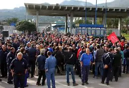 Blutec, protesta lavoratori si sposta in fabbrica