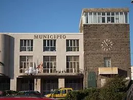 Intonaco si stacca da soffitto in municipio e sfiora dipendente