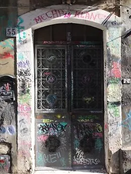 Catania, la vergogna di via Penninello: imbrattata, puzzolente e &ldquo;occupata&rdquo;
