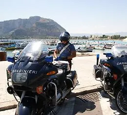 Mondello, rubano borsello in spiaggia, arrestati dai carabinieri