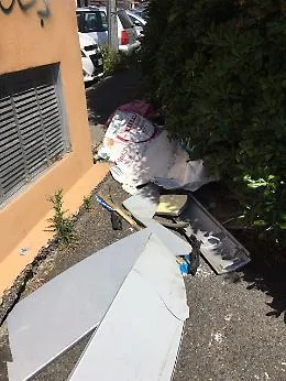 Via San Filippo Neri a Catania, anche i passaggi pedonali ostruiti da rifiuti: che schifo