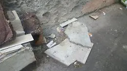 Catania, una piazza trasformata in discarica e parcheggio abusivo