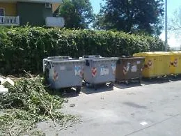 In viale Tirreno a Catania cassonetti vuoti e accanto una montagna di...
