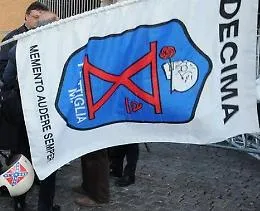 La bandiera di Decima Mas su un pontile a Lipari: &laquo;Non &egrave; fascismo&raquo;