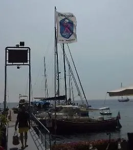 &laquo;Ma quale simbolo fascista... &raquo;, il gestore del pontile di Lipari al contrattacco