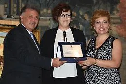 Pittura, Elisa Anfuso riceve il premio Sciuti: &laquo;Sono pi&ugrave; brava a dipingere che a parlare&raquo;