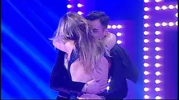 Aida Yespica abbraccia il fidanzato Geppy fuori dal GF vip: &egrave; ancora amore?