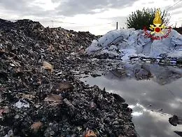 Ultimi focolai da spegnere, dopo tre giorni, nella cartiera Sacca