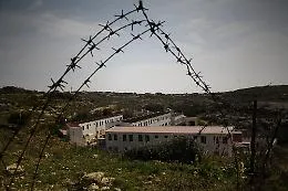 Lampedusa, rivolta (con sassaiola) dei migranti: &laquo;Vogliamo andare via da qui&raquo;