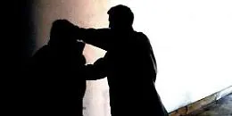 &laquo;Ti comporti come una femmina&raquo;. E lo massacra a calci e pugni