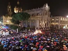 Festa patrona, ore 17,30: al via giro interno. L'ultima notte di Agata tra la gente