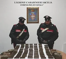 Cefal&ugrave;, sull'auto avevano sette chili di hashish avvolti in fogli di giornale