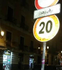 La festa di S. Agata &egrave; finita, ma il cartello di divieto di transito in via Etnea per moto, &egrave; ancora l&igrave;