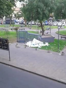 Catania, piazza Cavour: ecco come finiscono i cartelloni dei candidati.