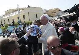 Migranti, il monito del Papa: &laquo;Dio
vuole le nostre mani per salvarli&raquo;