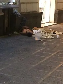 Catania, via Etnea: senzatetto in condizioni disumane