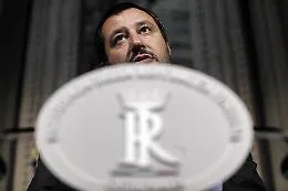 Migranti, nave irlandese a Messina.
Salvini: &laquo;Dopo le Ong, porti chiusi
anche alle missioni internazionali&raquo;