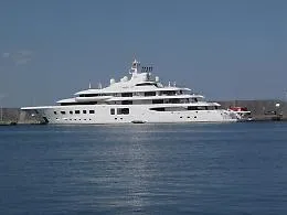 Cento metri di lusso nelle acque di Riposto: ormeggiato il megayacht Quantum Blue
