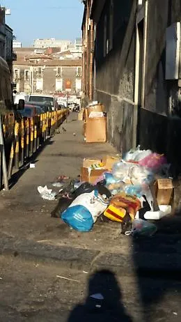 Catania, pagare la salatissima Tari e vedere solo lerciume: ladri!
