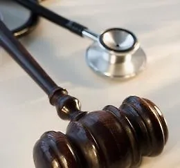 Un padre denuncia: &laquo;Mia figlia rischia la vita per errore dei medici&raquo;