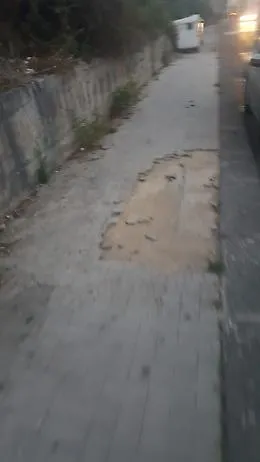 Catania: degrado urbano di una zona ad alta frequenza di persone e auto