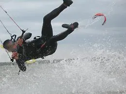 Sbattuto a terra dal vento, un'altra vittima del kitesurf a Marsala