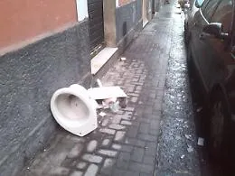 Catania: water abbandonato in Via Dalmazia