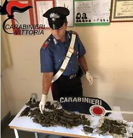 Vittoria, spacciava davanti a scuola: un 19enne arrestato da carabinieri