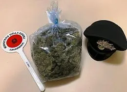 Randazzo, forza blocco carabinieri
e lancia droga dall'auto: arrestato