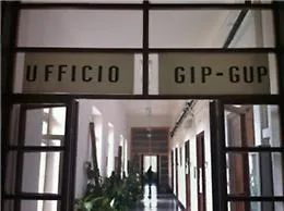 Mamma uccide il figlioletto, il Gip: &laquo;Il bimbo sbattuto pi&ugrave; volte a terra&raquo;