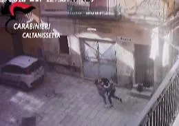Gela, 17enne accoltella coetanea
per amore conteso: ecco il video
