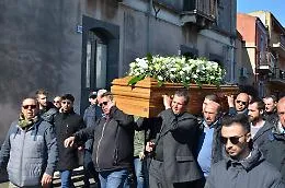 Acireale, palloncini bianchi e applausi 
per l'addio a Margherita e Lorenzo