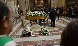 Funerali Acireale, lo strazio della madre di Marghe: ha voluto vestire la figlia con abito da sposa